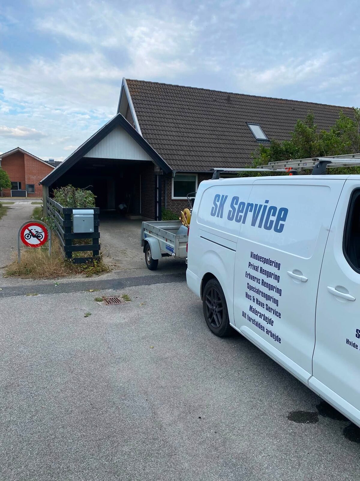 SK Service varebil på besøg ved sommerhus i Hvide Sande
