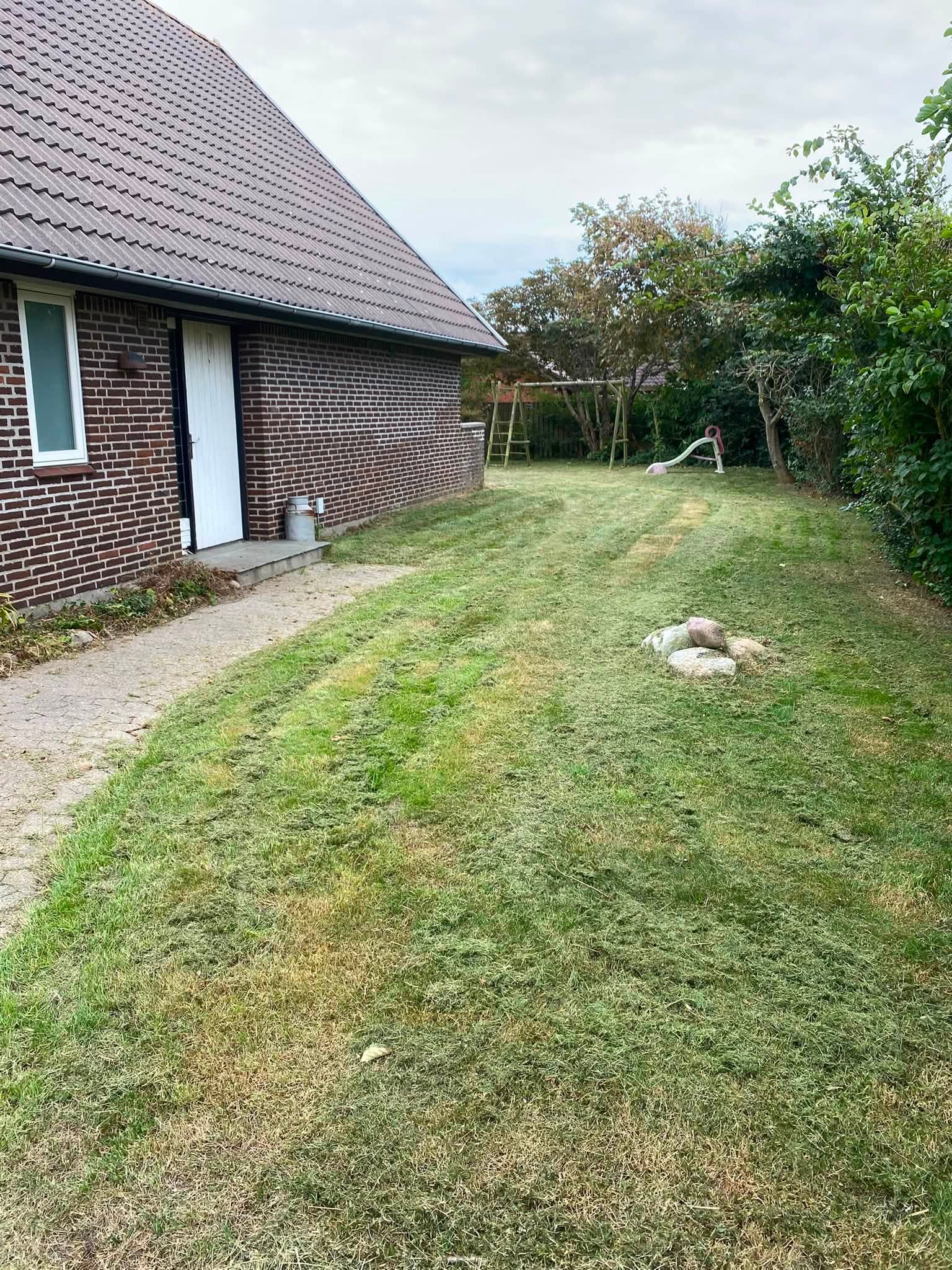 Nyslået græsplæne ved vestjysk parcelhus