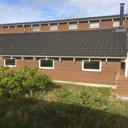 Sommerhus med nyvasket facade og rene vinduer
