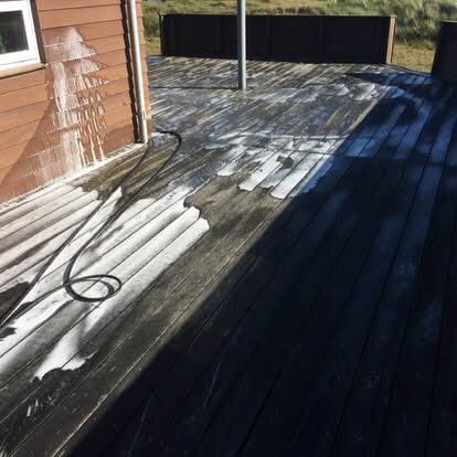 Praktisk serviceopgave med afvask af terrasse ved hus