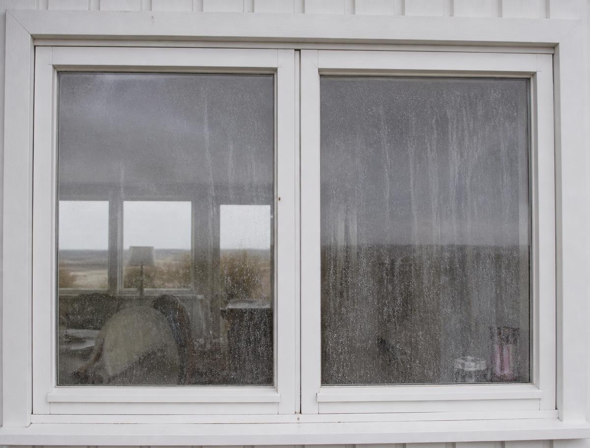 Vinduesparti med salt, støv og striber på glasset før polering